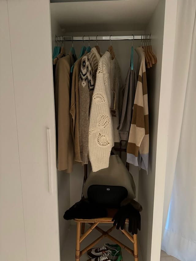 Vestidor con prendas ordenadas