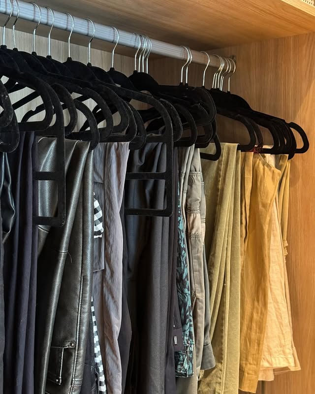Pantalones organizados por color en un vestidor